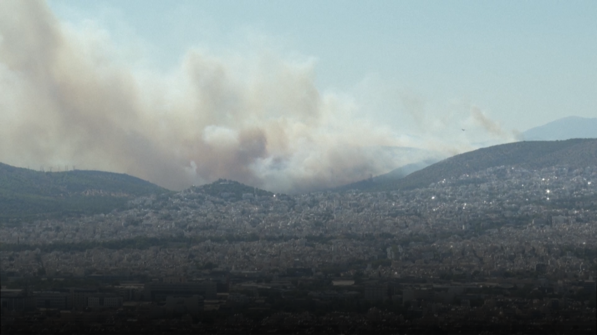 Greece: Images of new fires at the gates of Athens, where evacuations were ordered