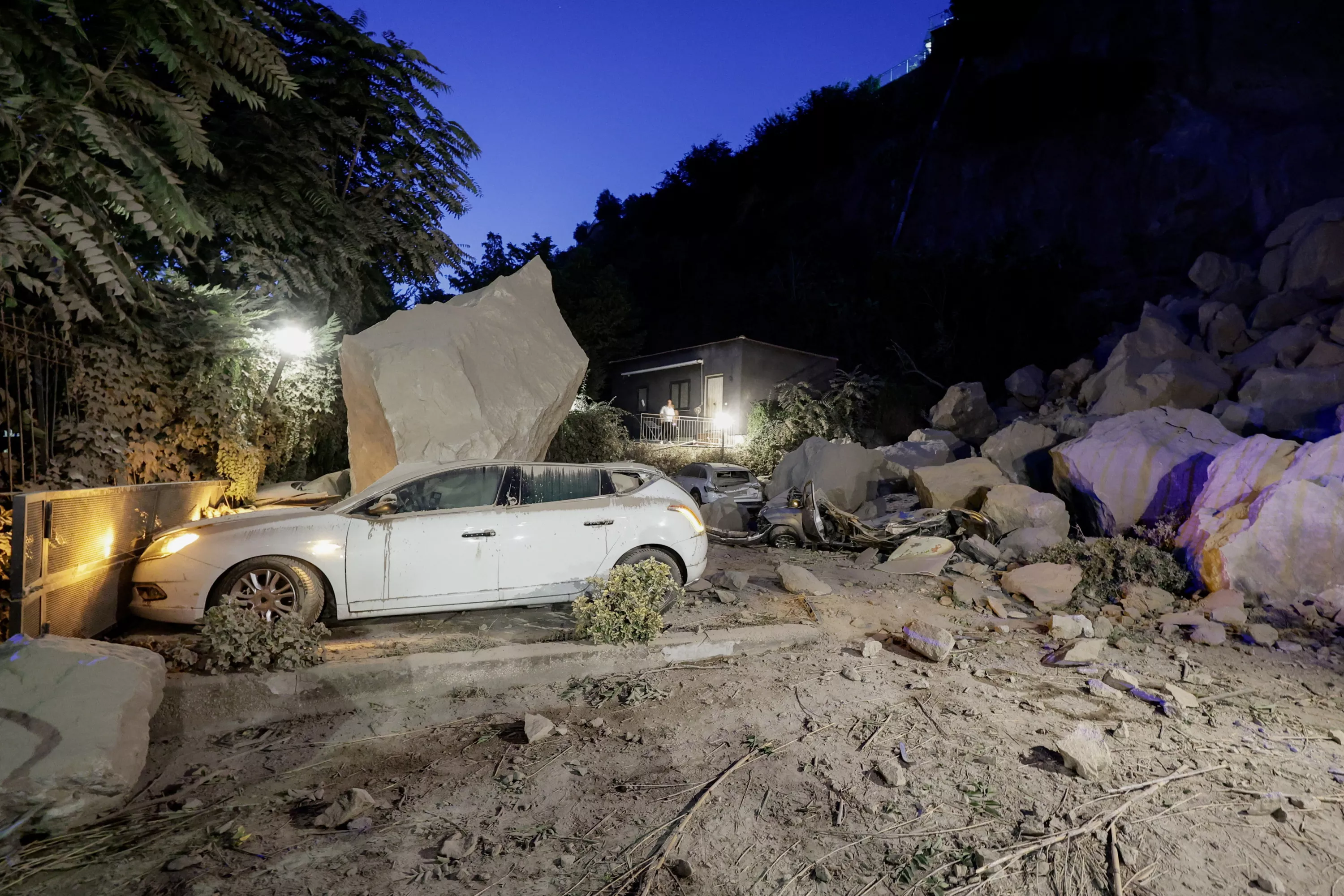 Near Naples, an earthquake caused 21 injuries and damage to property