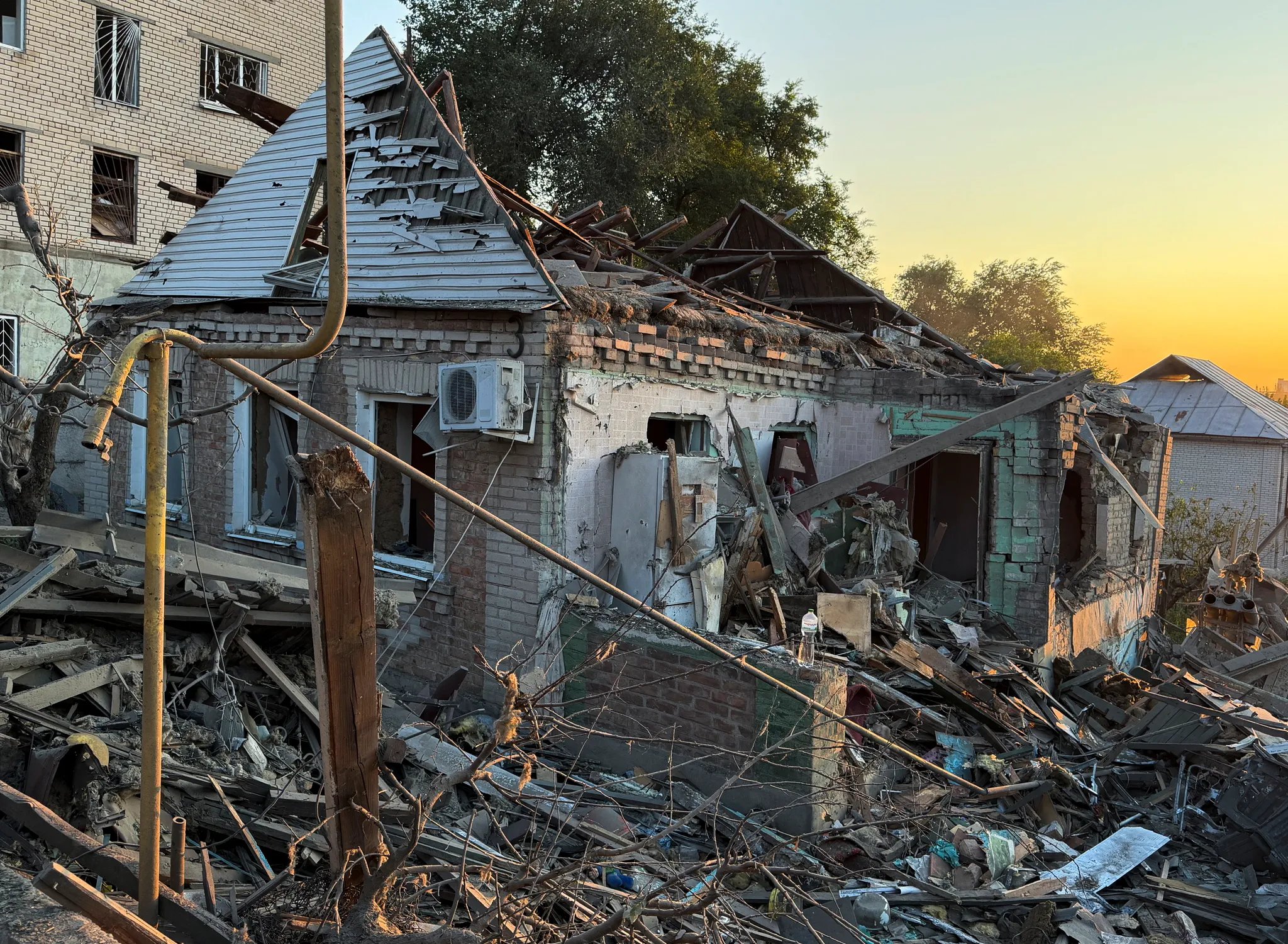 War in Ukraine: Moscow targeted by over 390 drones; Zelensky at the White House