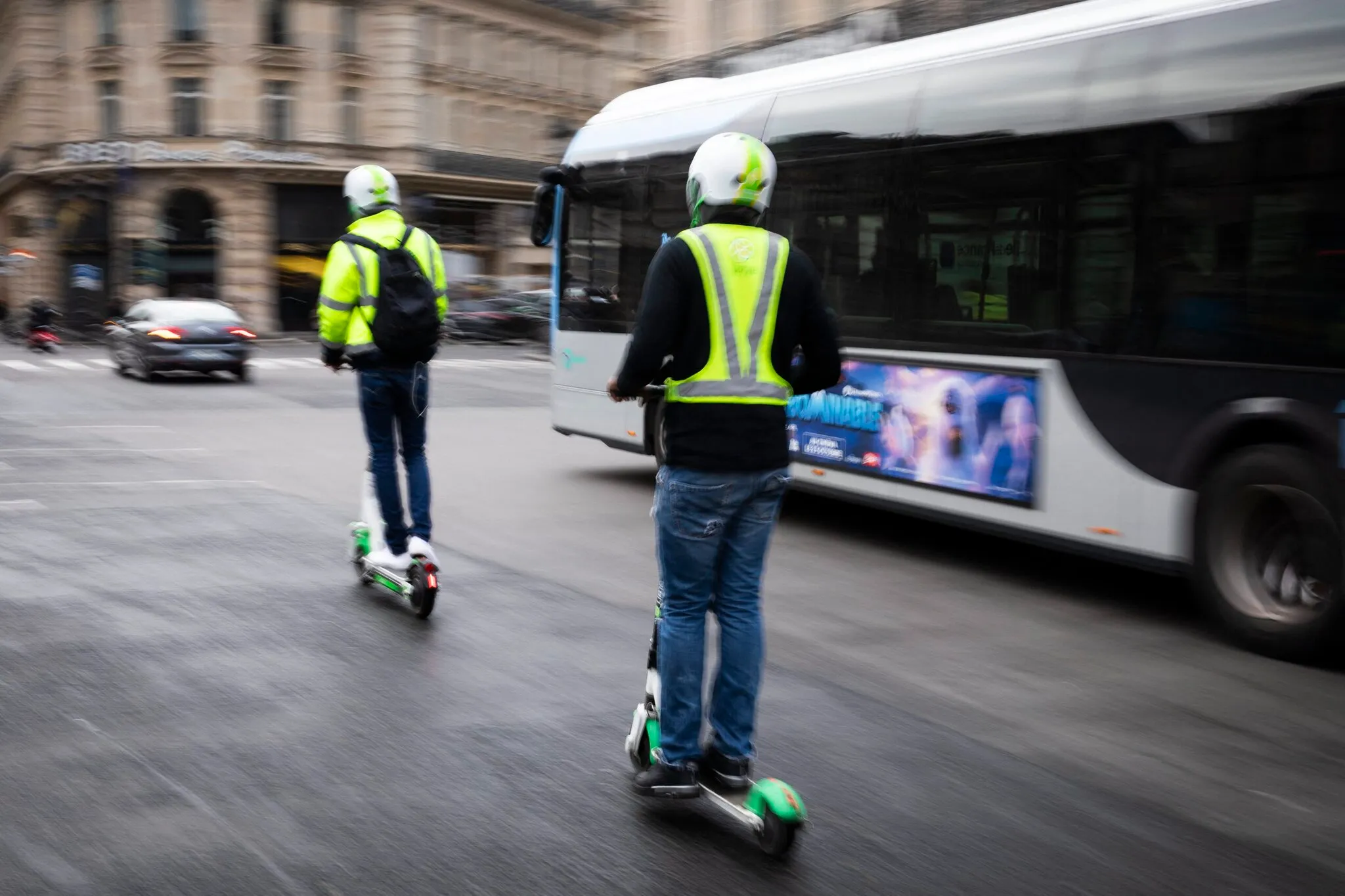 Electric scooters: wearing a helmet and a fluo vest now mandatory in Paris