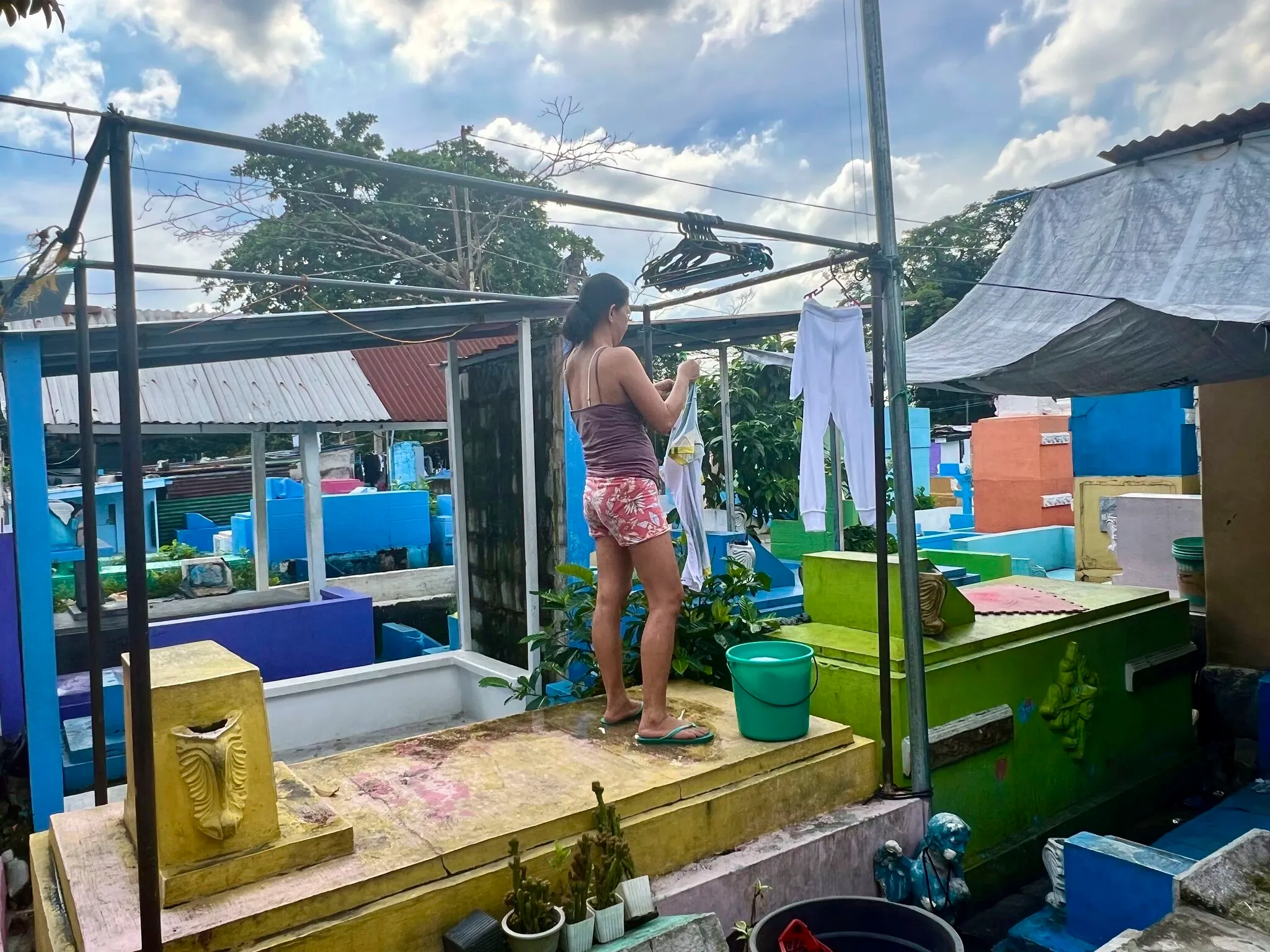 " We were born and buried here": in need of housing, these Filipinos live in the cemetery