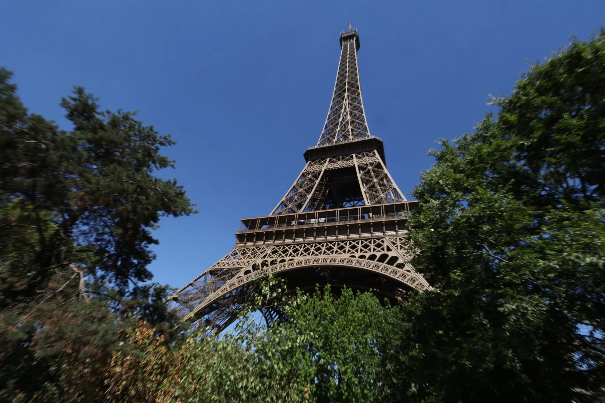 The Eiffel Tower closed after a visit marked by discrimination against women