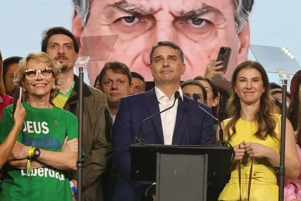 How is the dispute between Lula and Flávio in the largest electoral college in Brazil