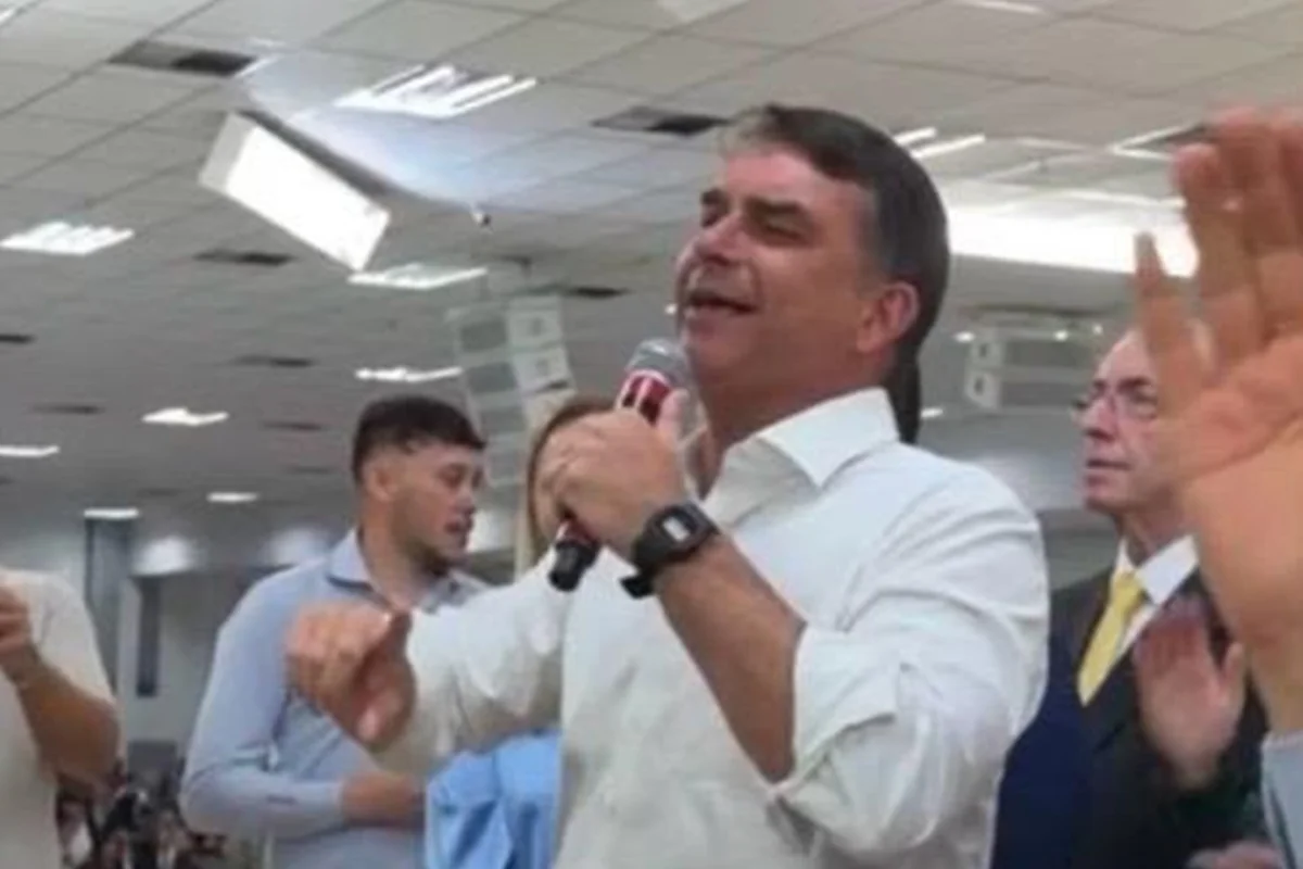 Flávio participates in Father's Day cult next to Eduardo Cunha