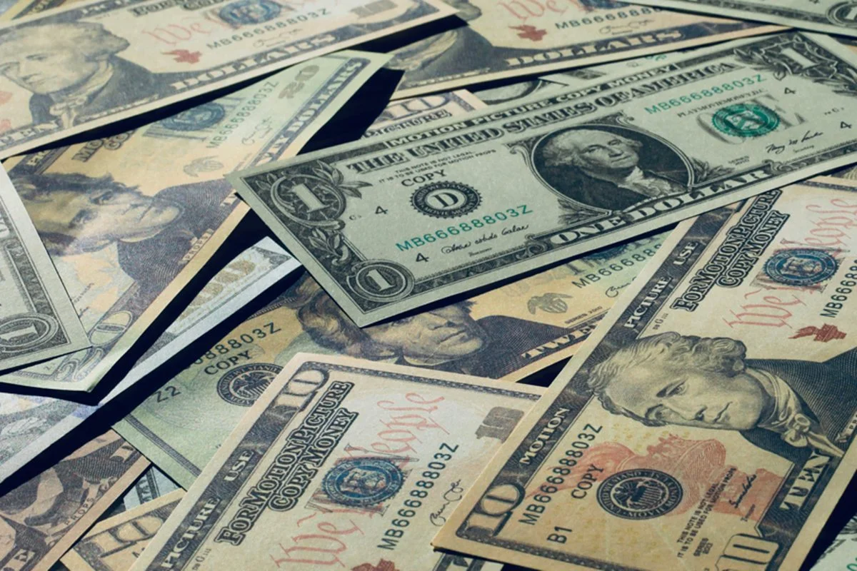 Dollar, Ibovespa and oil open in drop this early week