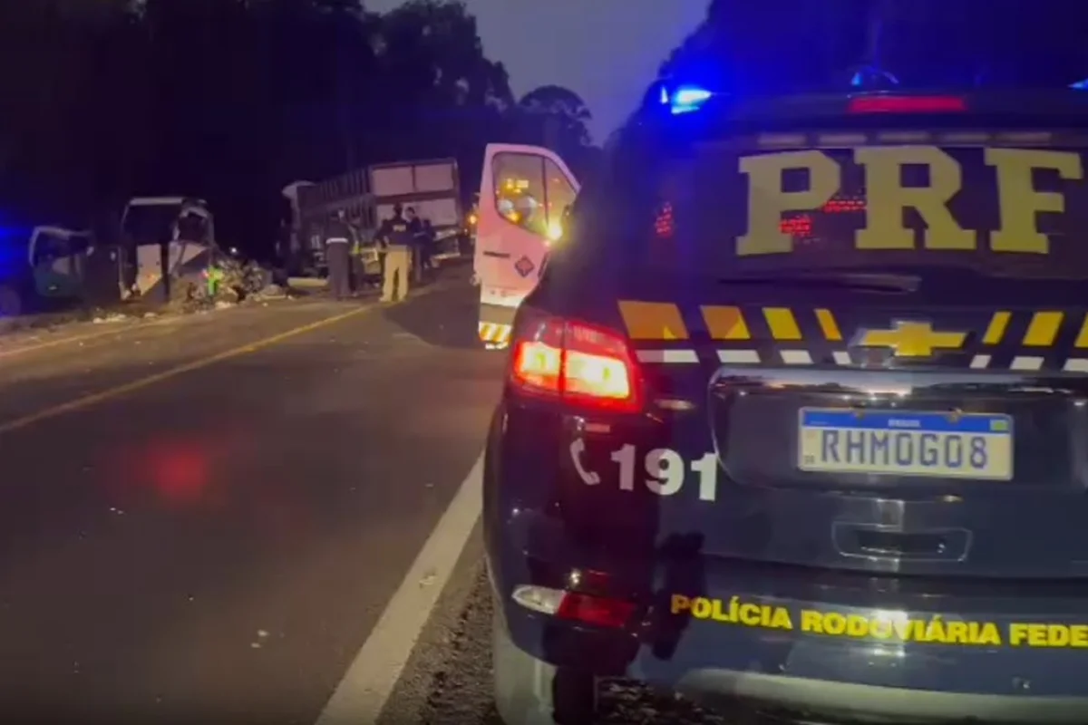Hit between minibuses and cart causes more than 20 deaths in Paraná