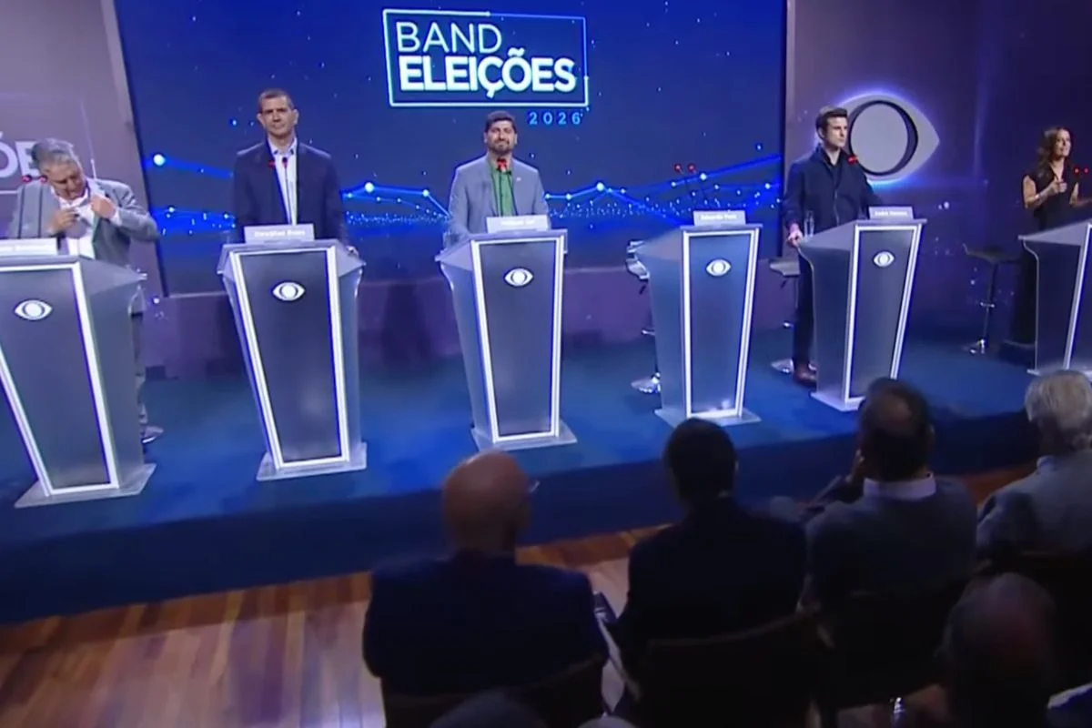 Absent from debate in Rio, Paes becomes target of attacks along with Douglas Ruas