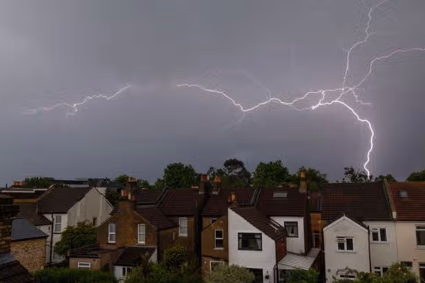 Met Office issues 9-hour storm warning as 6 counties told 'prepare emergency kit'