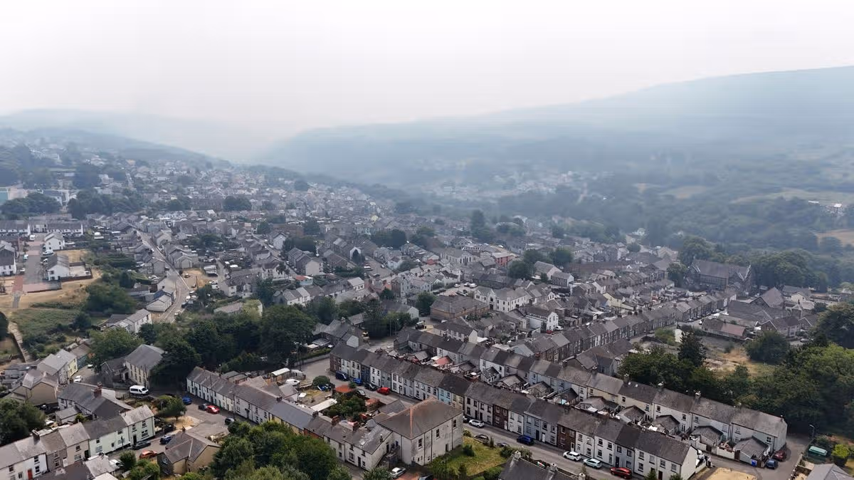 Smoke blankets Welsh communities as wildfire spreads over 80 hectares