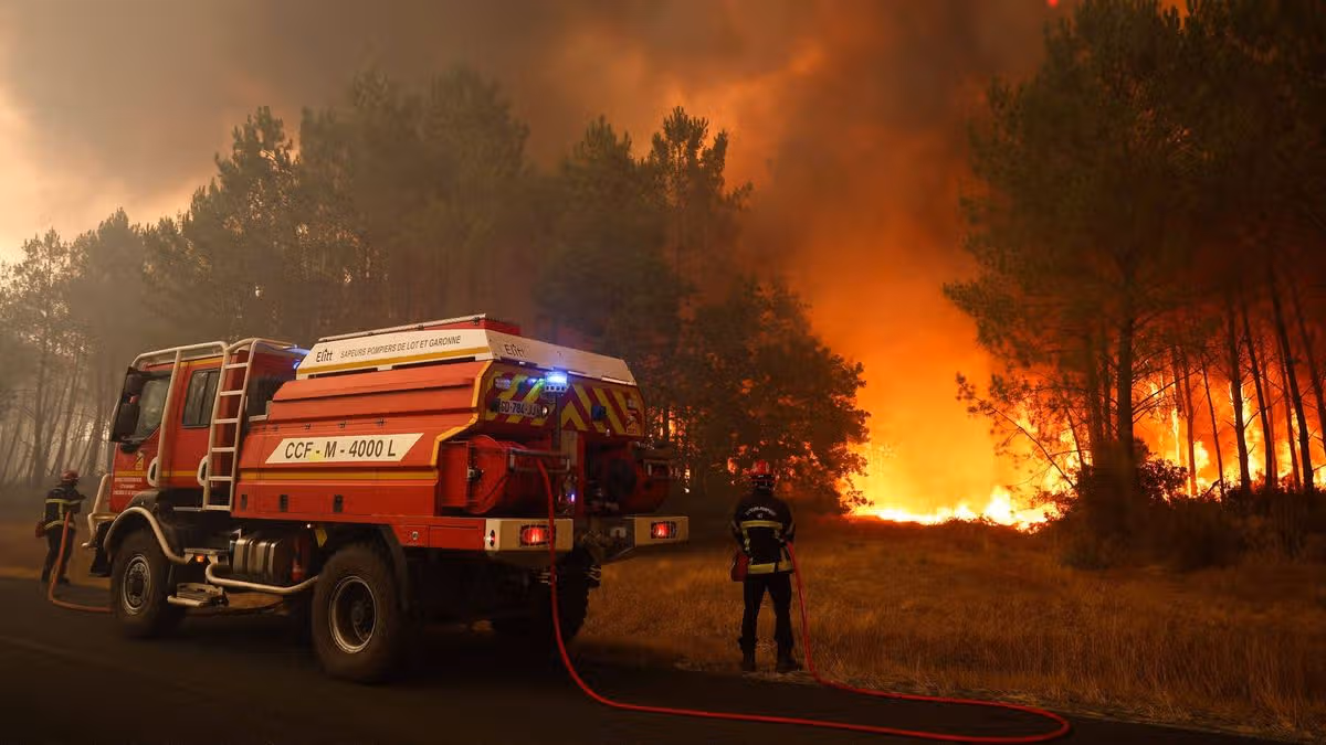 Holiday hell as thousands flee 'tornado' fire in holiday hotspot