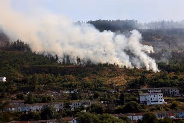 Major incident declared and people asked to stay indoors as flames continue to burn on Rhondda mountain
