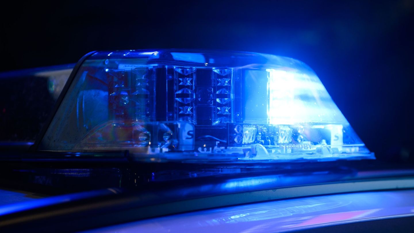 Traffic accident: car remains in forest on roof - driver in danger of life