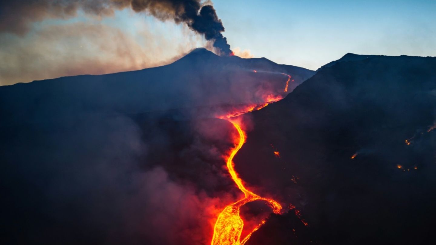 Volcanic eruption: Airport reopens in Sicily
