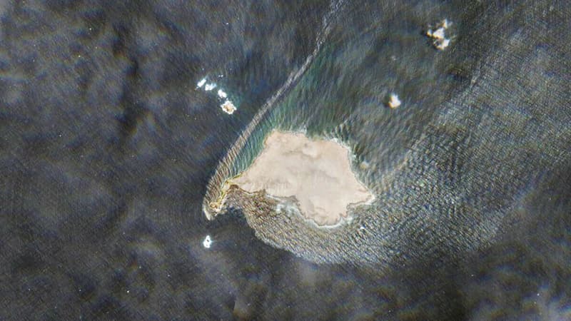 Oil tanker stranded off Oman: oil spill reached the coast of the country