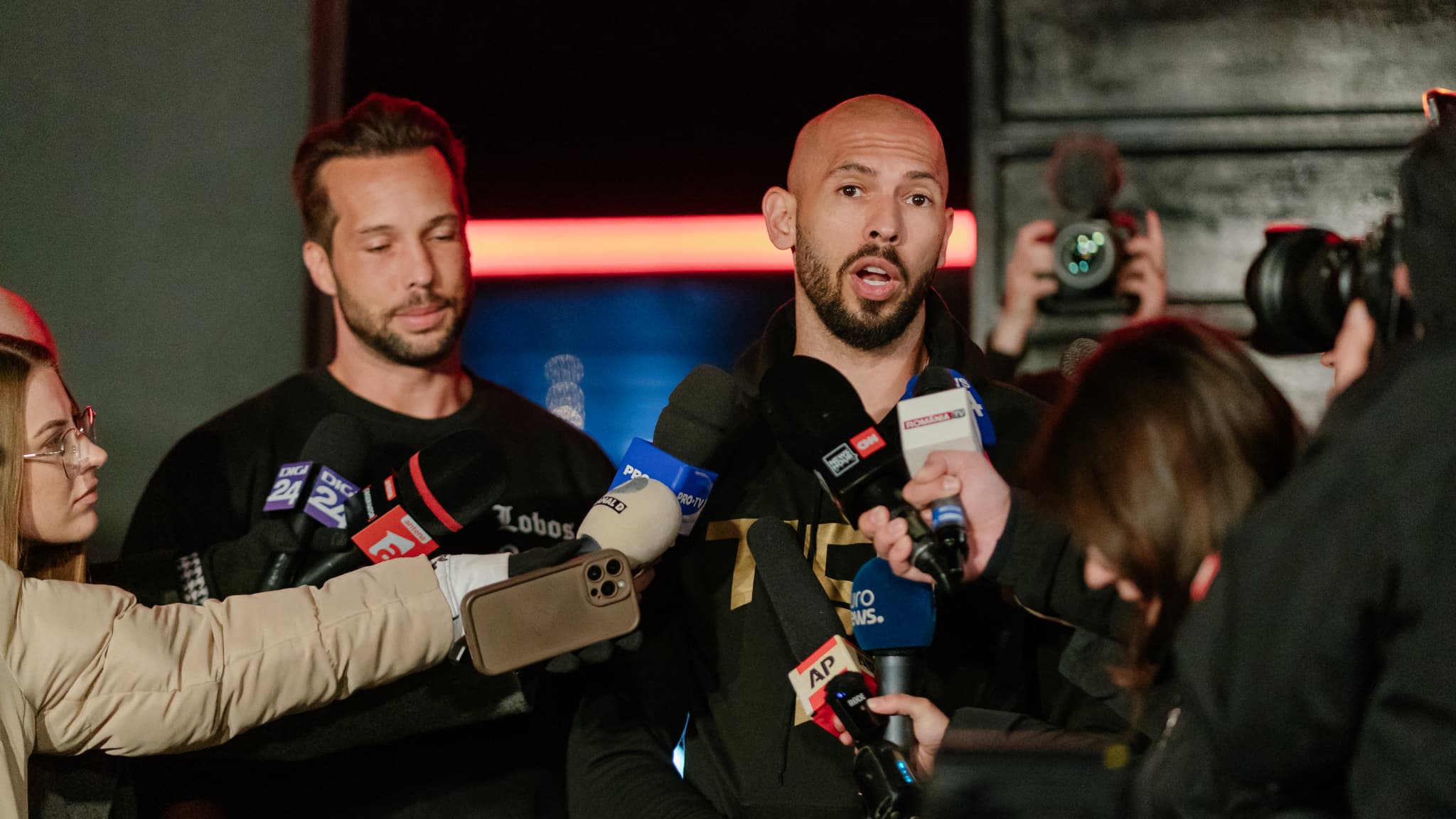 Masculinist influencer Andrew Tate and his brother arrested in the United States at London's request