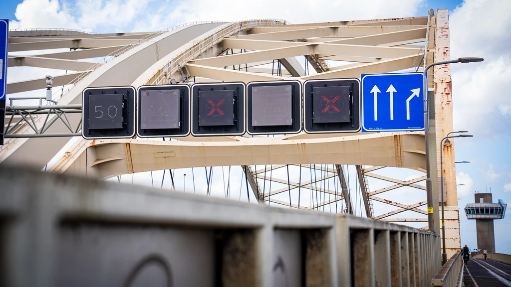 National outage at Rijkswaterstaat: consequences for bridges, locks and red crosses, risk of delays