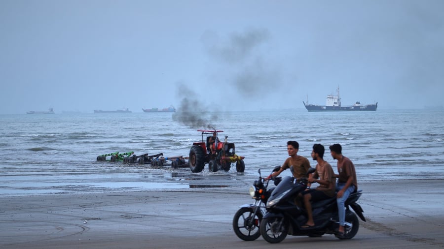 Iran War: Report: US and Iran ahead of interim deal in Strait of Hormuz