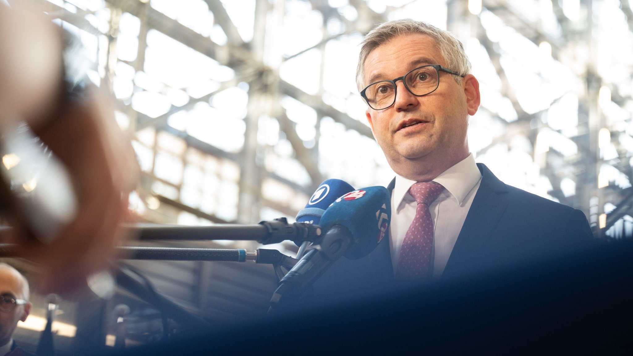 Migration: EU Commissioner: Time to dismantle German border controls
