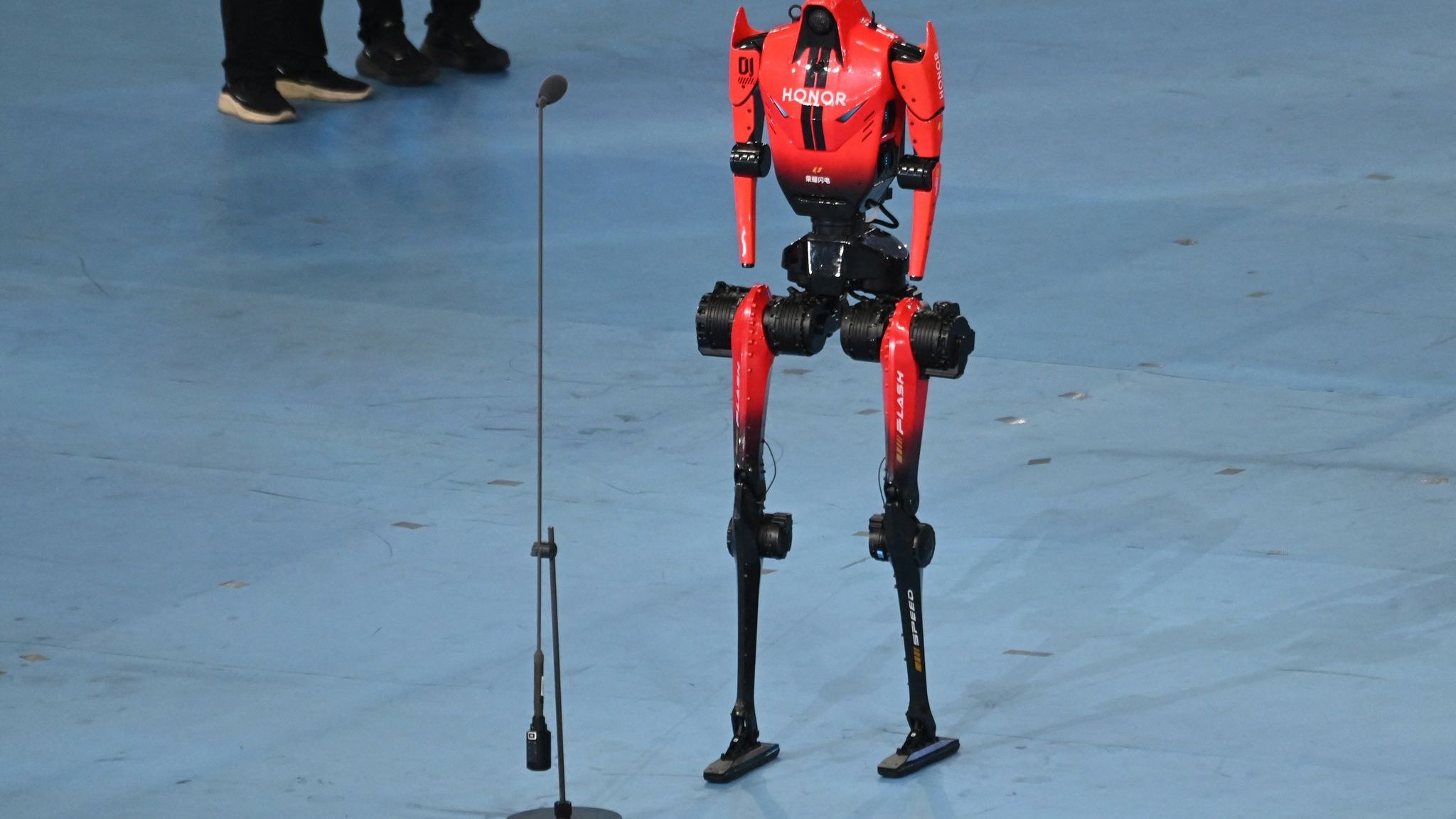 Robot competition: robots from China undercut world record over 100 meters