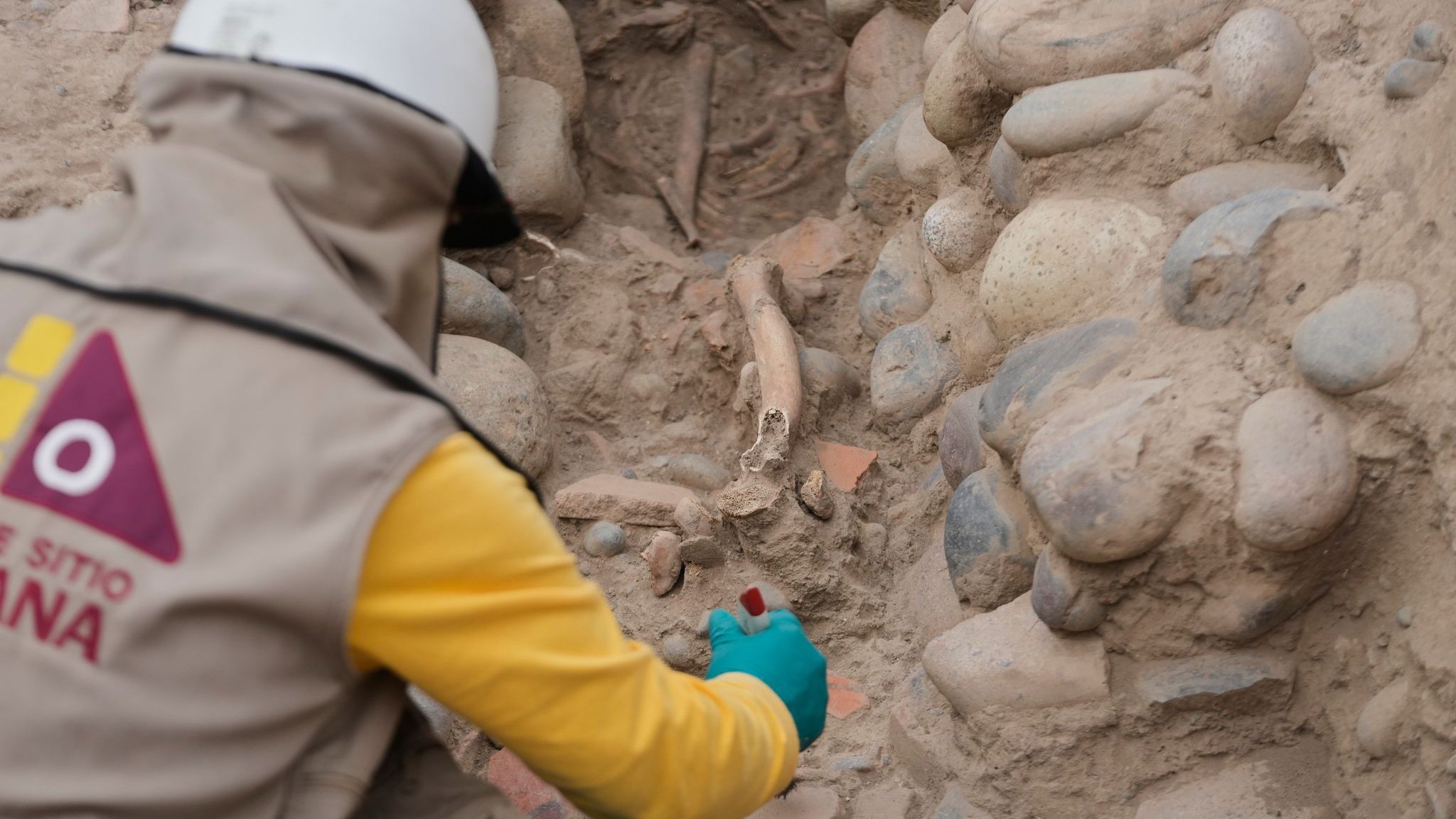 Peru: 1,400-year-old remains discovered