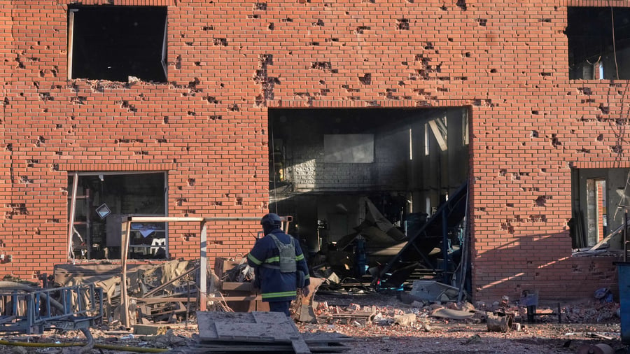 +++ Ukraine war +++: Russian air strikes – Three killed in air strikes on suburb of Kiev