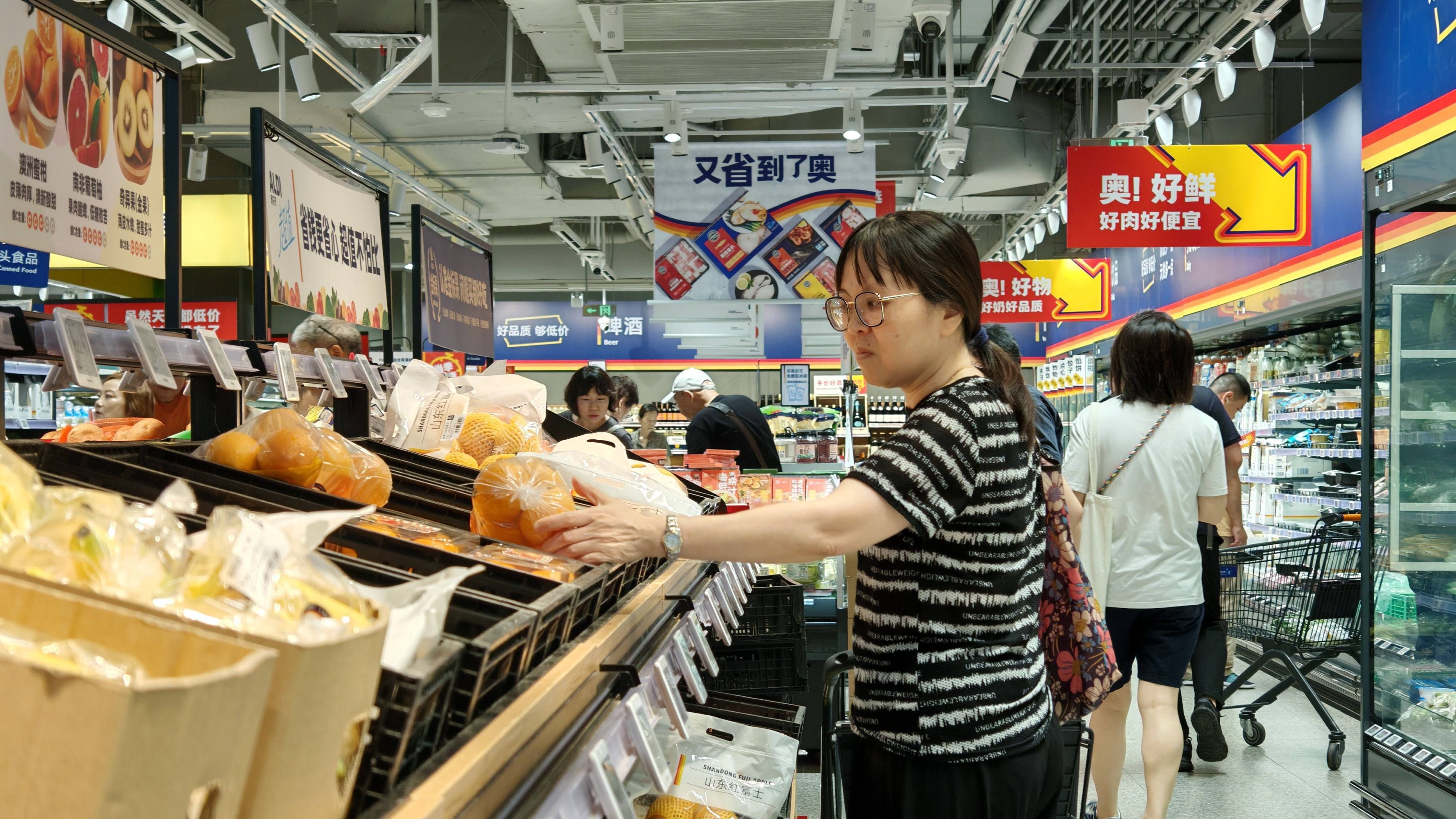 Economy: Inflation rate in China has surprisingly halved.