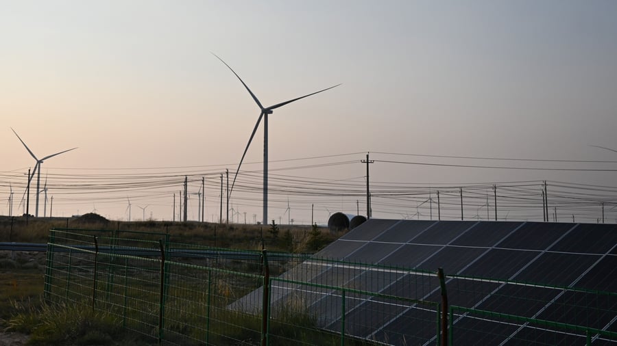 In 2025, solar parks with 317 gigawatts and wind turbines with 120 gigawatts were connected to the grid, according to the Global Energy Monitor