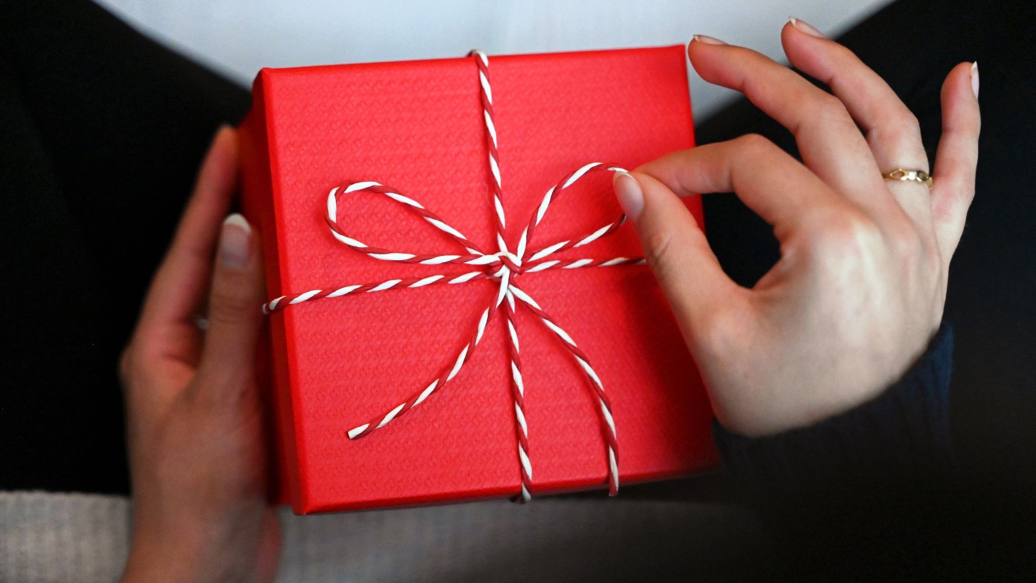Society: Survey: Why we like to buy gifts ourselves
