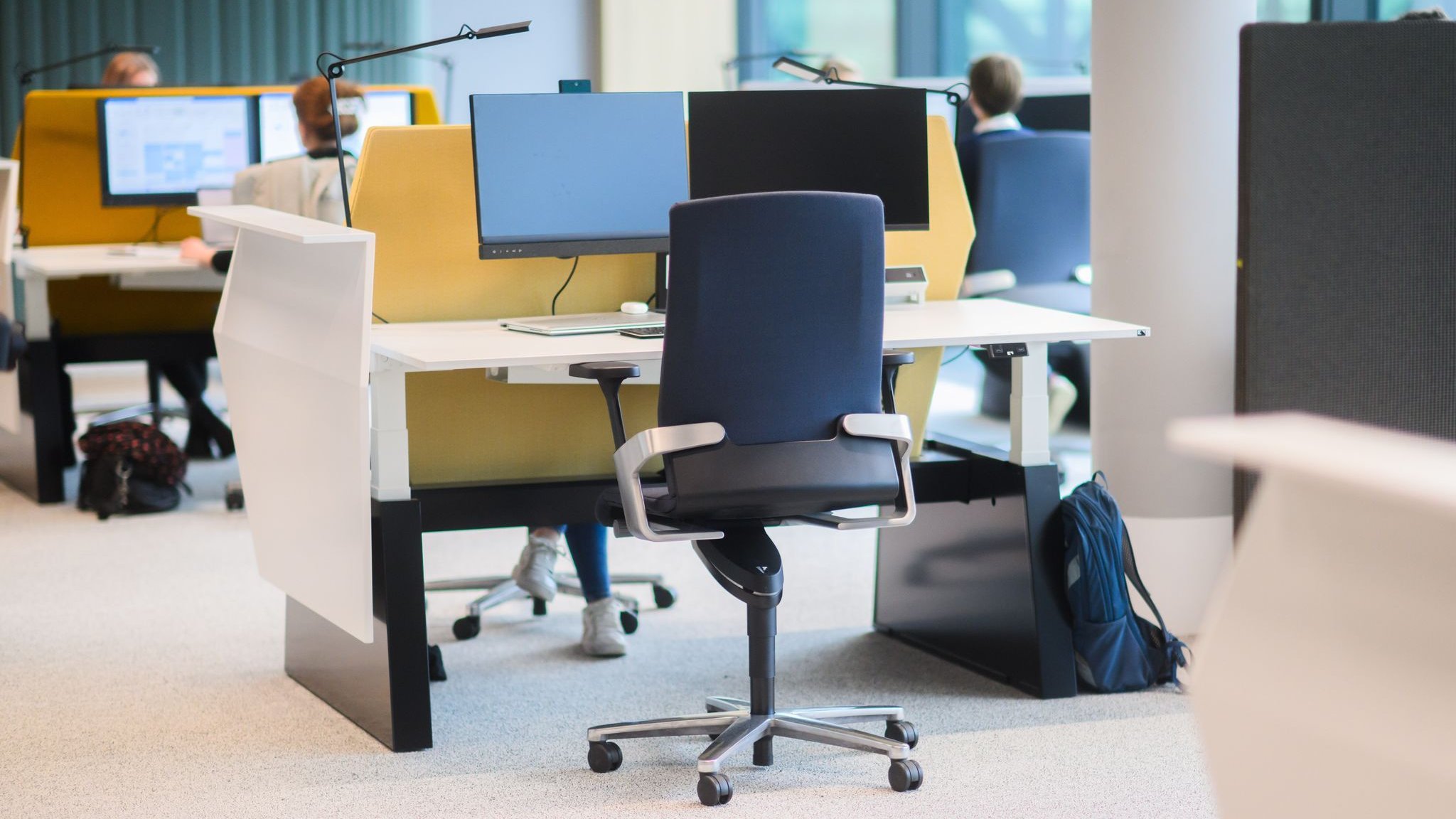 53 percent of employees are bothered by calls, 47 percent by conversations; 70 percent complain of concentration problems due to noise