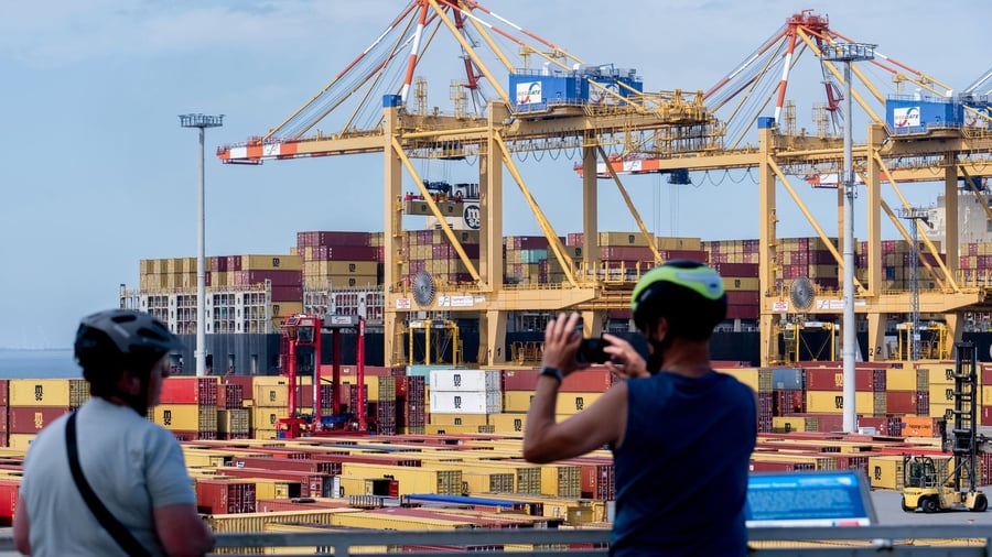 World trade: German exports climb to record level in June