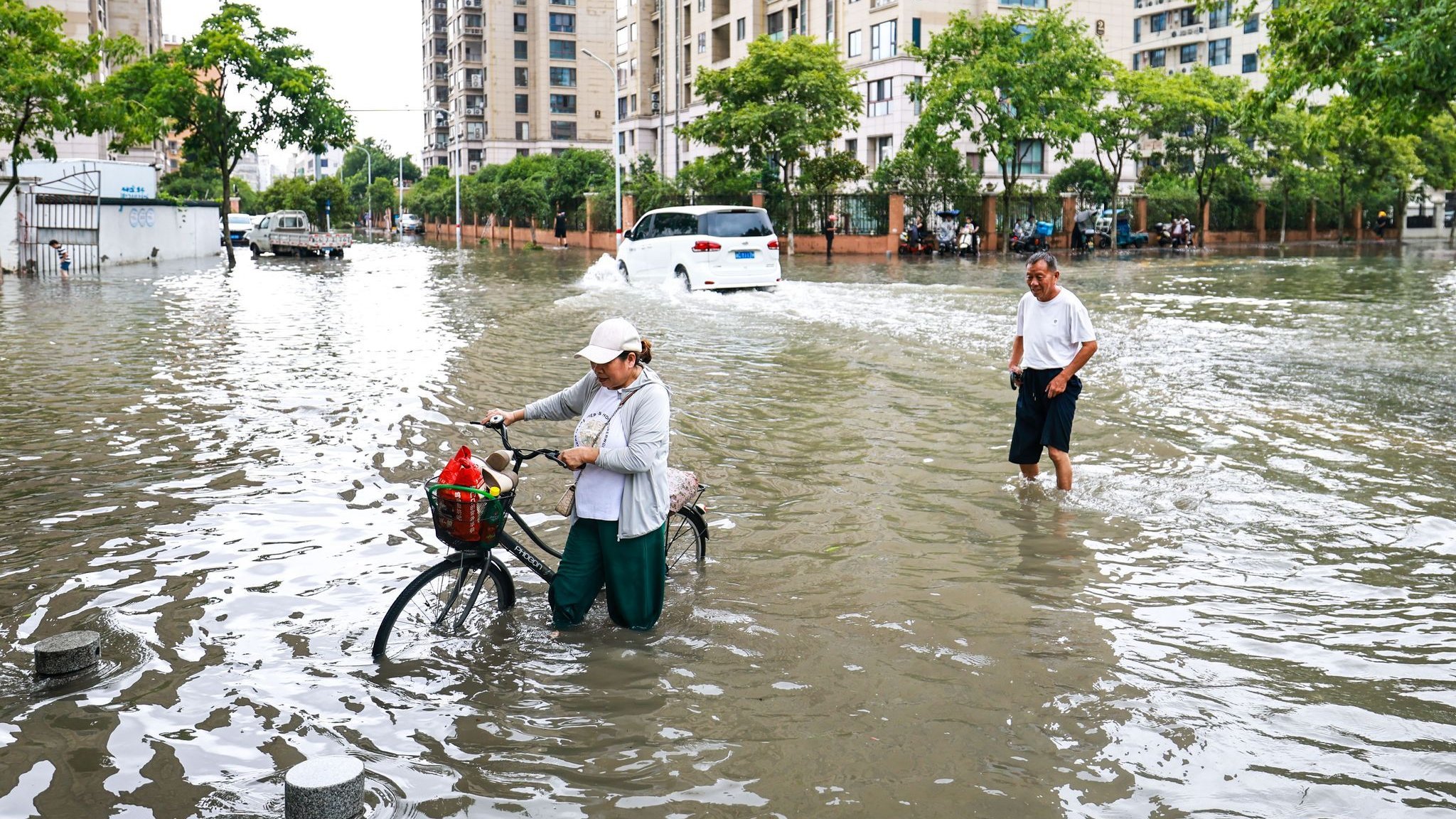 China: Typhoon "Dolphin" causes flooding in China - hundreds of flights cancelled