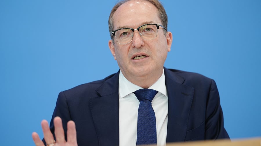 Interior Minister Alexander Dobrindt warnings of concrete risk of attacks, citing increased intelligence and agent networking