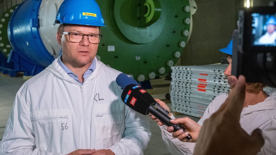 Carsten Schneider: On the way with a silent fighter: In the environmental department, hope rules