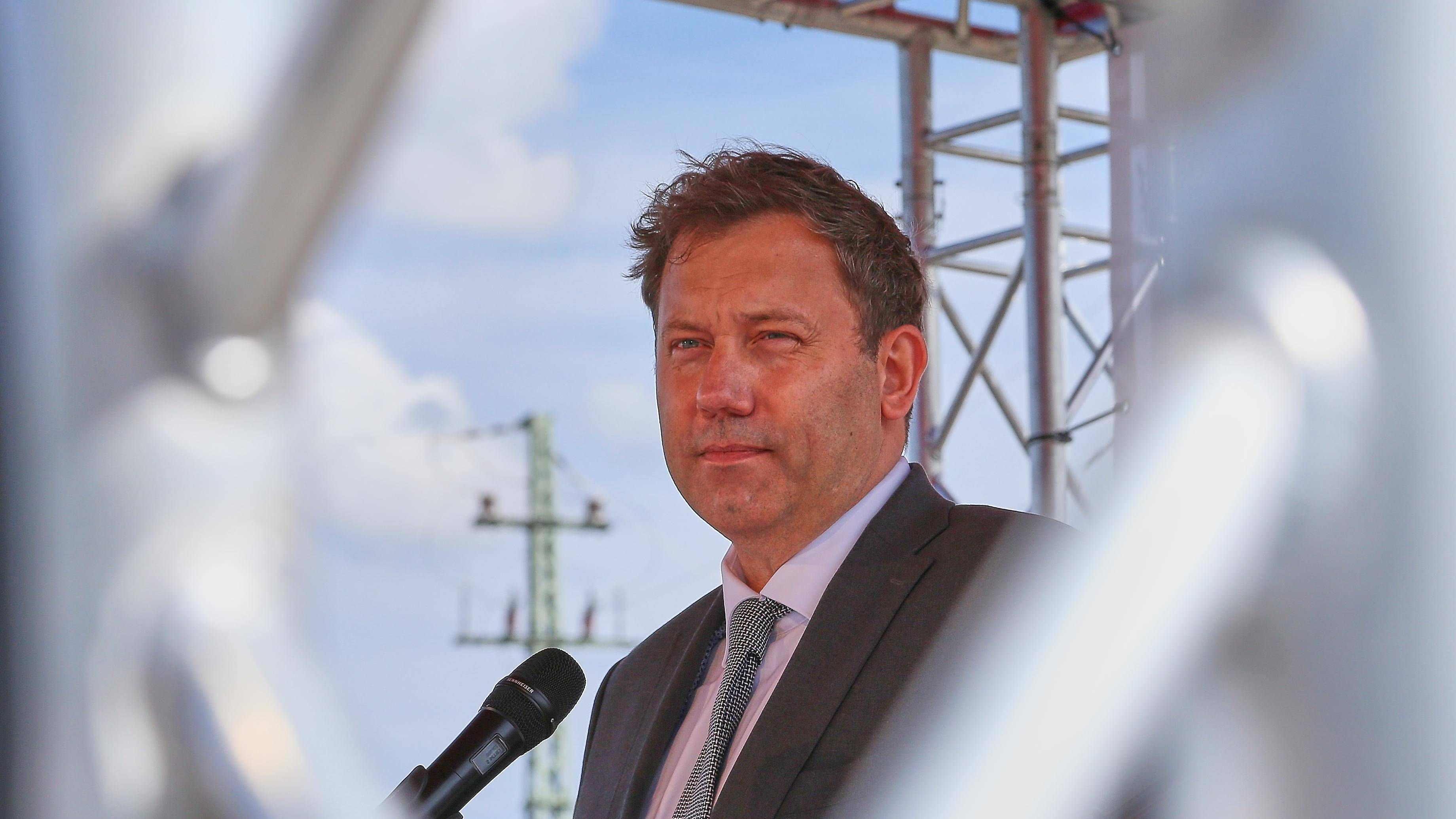 Crude oil: Klingbeil starts new push for over-profit tax at oil companies