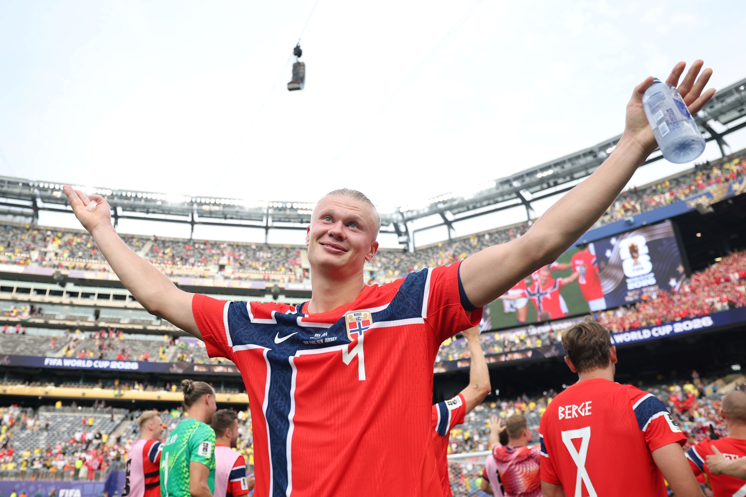 Norwegian reaches seven goals in the tournament, matching Messi and Mbappé in artillery