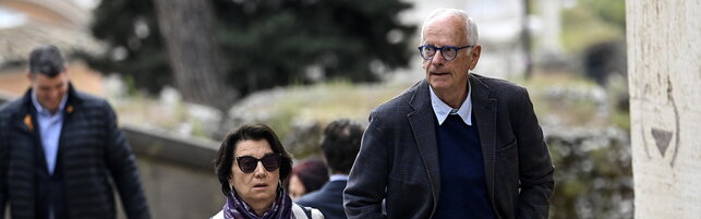 Luigi Cavallari fell or dived from the boat while he was with his wife; rescued in progress with divers
