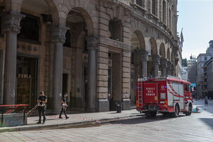 Milan, a fire bursts a few meters from the Cathedral: flames near the Renaissance