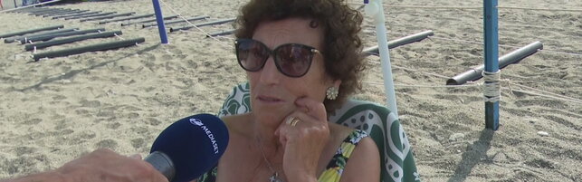 Sestri Levante, telo and parasol at dawn to occupy the place: take fines and kidnappings