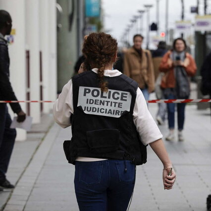 Paris, three women wounded in a knife attack: stopped a man