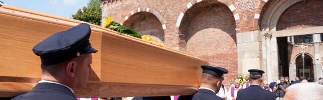 Don Mazzi, for the last greeting in the basilica of Sant'Ambrogio friends and former guests of Exodus