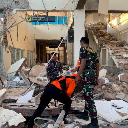 Two violent earthquakes in Indonesia, at least 47 dead