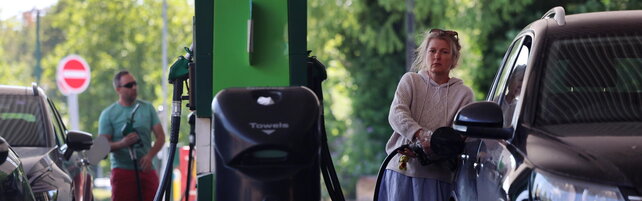Gasoline splashes over 2 euro per liter