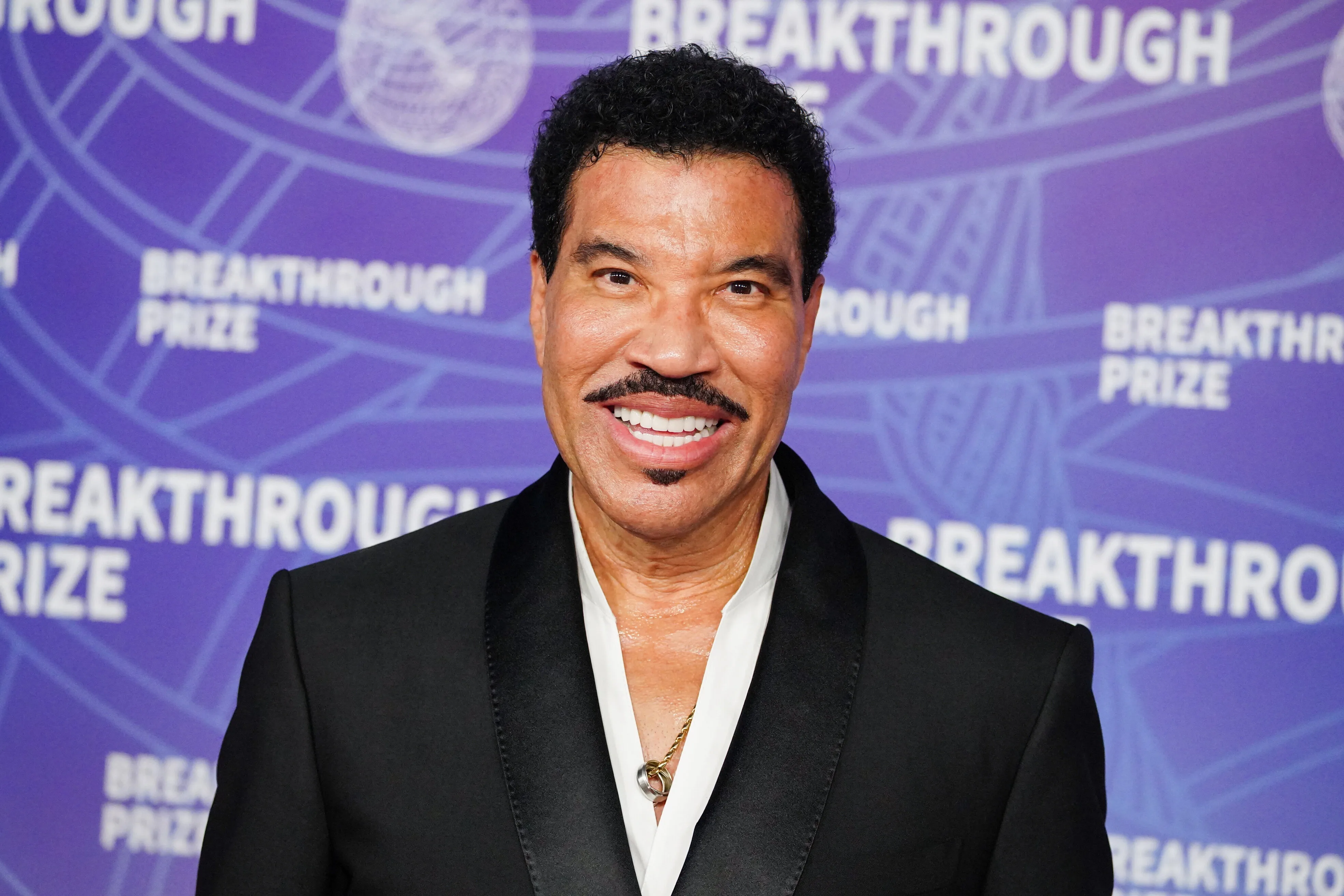 Lionel Richie Cuts Concert Short After 'Dizziness' On stage