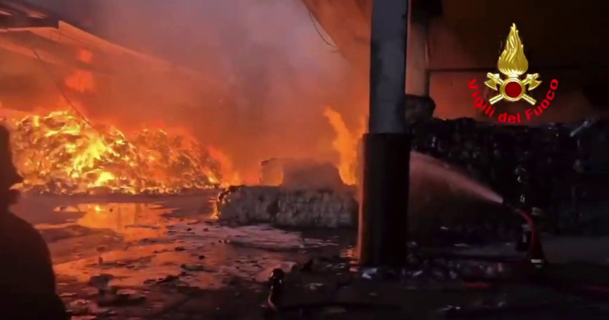 Fire in waste recycling in Milanese, high column of smoke