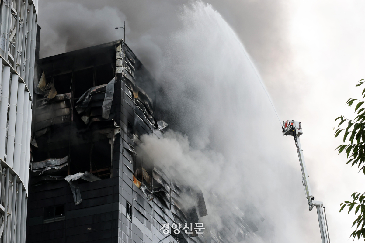 The fire at the Coupang logistics center in Incheon started during shift change, with 2,195 workers narrowly avoiding major casualties