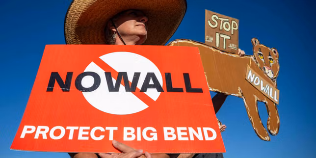 In Texas, Donald Trump suspends a project to secure the border with Mexico