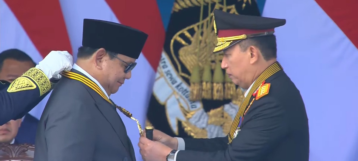 Prabowo Receives Honorary Medal from National Police Chief