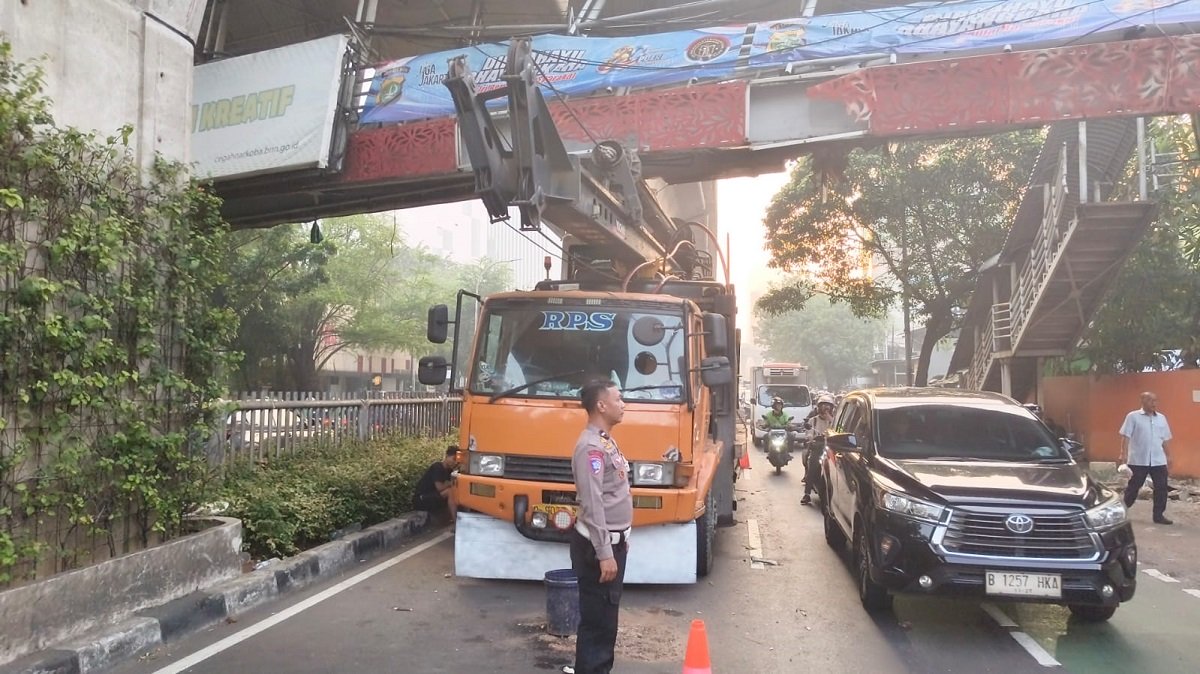 Watch out for traffic jams! A tow truck hit a pedestrian bridge in Tendean, South Jakarta, here are alternative routes.