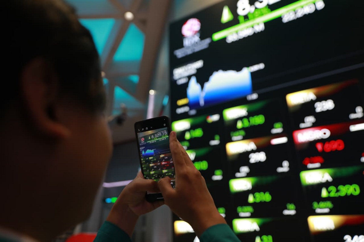 IHSG opened higher on Wednesday, gaining 28.51 points to 6,068.