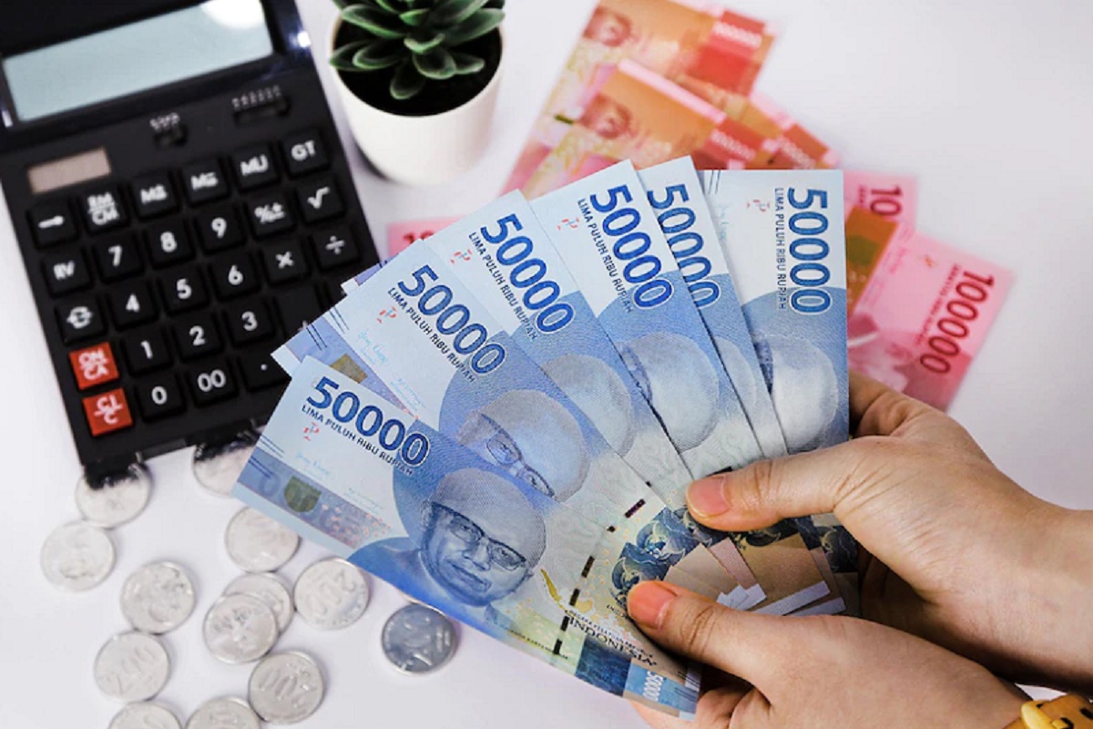 Rupiah weakens amid reports of Iran attack on US forces.